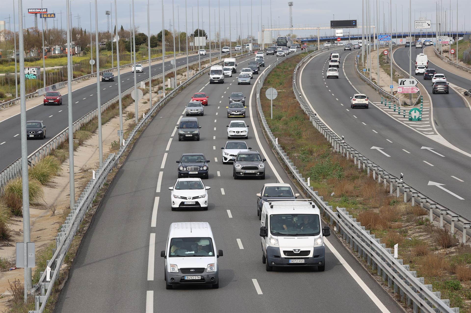 Aspecto que presenta el tráfico en el kilómetro 20 de la A-5, este viernes en Madrid. Tras dos años en los que la pandemia del coronavirus ha condicionado la Semana Santa por las restricciones a la movilidad, la Dirección General de Tráfico (DGT) pone en marcha la operación especial desde este viernes y hasta el lunes 18 de abril, periodo en que se prevén 14,6 millones de viajes por carretera. EFE/ Kiko Huesca
