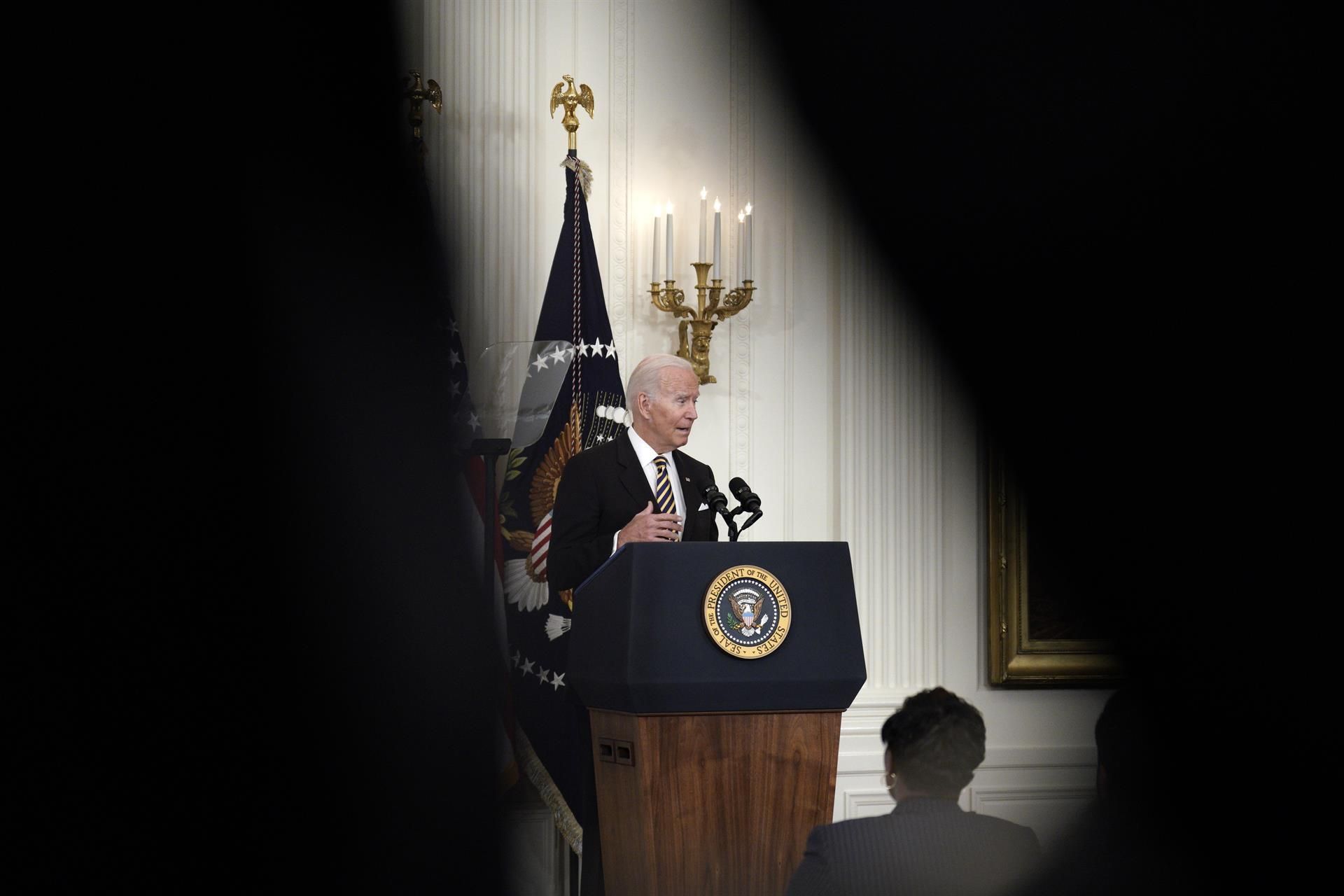 El presidente de Estados Unidos, Joe Biden (c), habla en el East Room de la Casa Blanca en Washington (EE.UU.), este 27 de abril de 2022. EFE/EPA/Yuri Gripas/Pool
