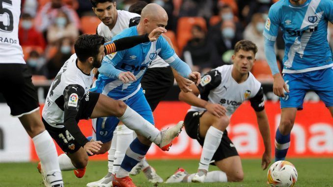 Imagen de archivo de un partido entre Valencia y Rayo Vallecano. EFE/Juan Carlos Cárdenas
