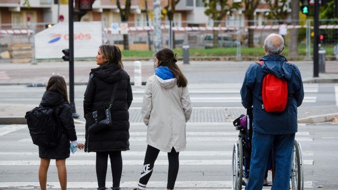 Imagen de archivo de varias personas en un paso de cebra. EFE/ Jon Rodriguez Bilbao
