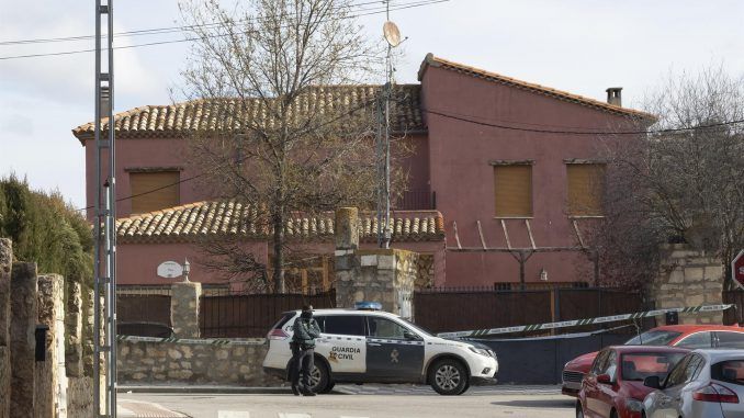 Vehículo de la Guardia Civil en Nohales (Cuenca) donde un varón de 43 años ha sido detenido como autor de la muerte de una mujer de 47 años. EFE/José del Olmo
