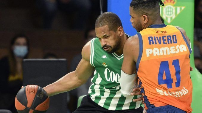 El alero hispanodominicano del Coosur Betis Eulís Báez  disputa una posesión con el ala-pívot cubano del Valencia Basket Jasiel Rivero en el encuentro de la Liga Endesa disputado en el pabellón San Pablo de Sevilla. EFE
