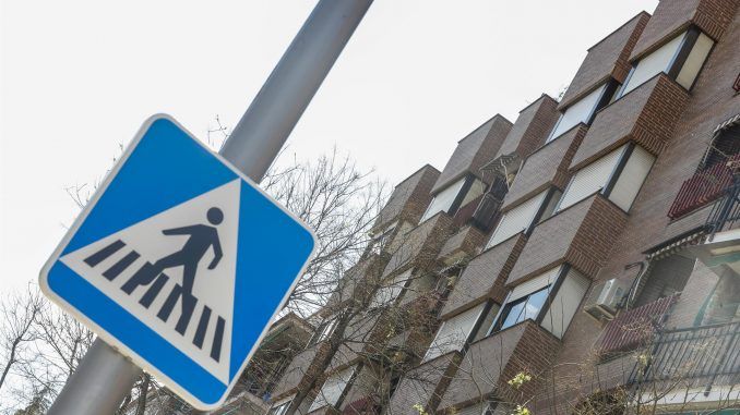 Vista de la vivienda de la calle Ronda de Don Bosco en el barrio de Carabanchel en Madrid donde, presuntamente, una mujer de 56 años ha asesinado a puñaladas a una de sus vecinas, de 84, y luego se ha suicidado, este lunes. Ambas fallecidas eran pacientes psiquiátricas. EFE/Javier Lizón