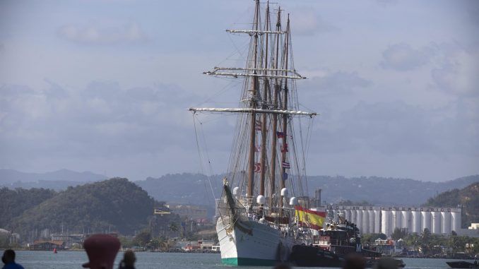 El buque escuela de la Armada española "Juan Sebastián de Elcano" entra este viernes en San Juan de Puerto Rico, la primera parada de su travesía en América. EFE/Thais Llorca
