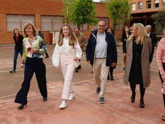 Doña Leonor junto a Santiago Llorente, alcalde de Leganés