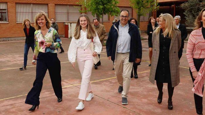 Doña Leonor junto a Santiago Llorente, alcalde de Leganés