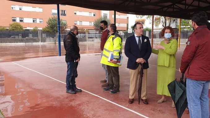 El Ayuntamiento de Sevilla va a realizar obras de acondicionamiento del patio de recreo del CEIP Santa Clara.