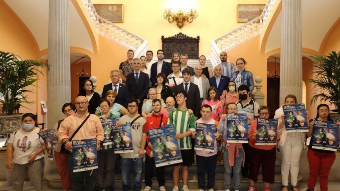 El Ayuntamiento de Sevilla ha acogido este jueves la presentación del ‘Derbi solidario’.