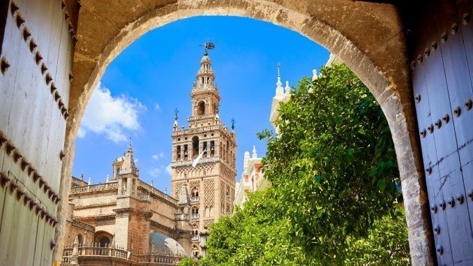 El alcalde de Sevilla ha asistido a la sesión inaugural del Congreso Internacional de la Academia de Innovación, Emprendimiento y Conocimiento (Aciek).