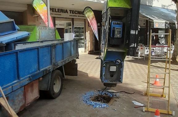 El Ayuntamiento de Sevilla y Telefónica han iniciado la segunda fase del plan de retirada de las últimas cabinas de teléfono de la capital.