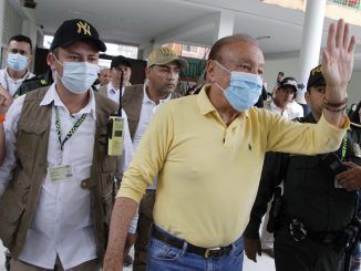 Fotografía cedida por la campaña de la Liga de Gobernantes Anticorrupción de su candidato a la Presidencia de Colombia Rodolfo Hernández llegando a votar este 29 de mayo de 2022, en el centro de votación del colegio Santander en Bucaramanga (Colombia). EFE/Mario Caicedo