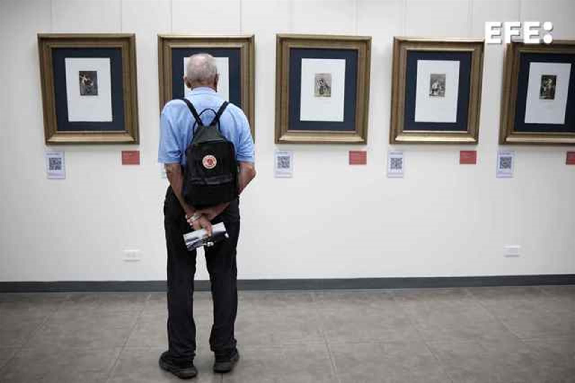 Un hombre visita la exposición "Del Capricho al Disparate", el 28 de abril de 2022, en el Museo del Jade, en San José (Costa Rica). EFE/ Jeffrey Arguedas
