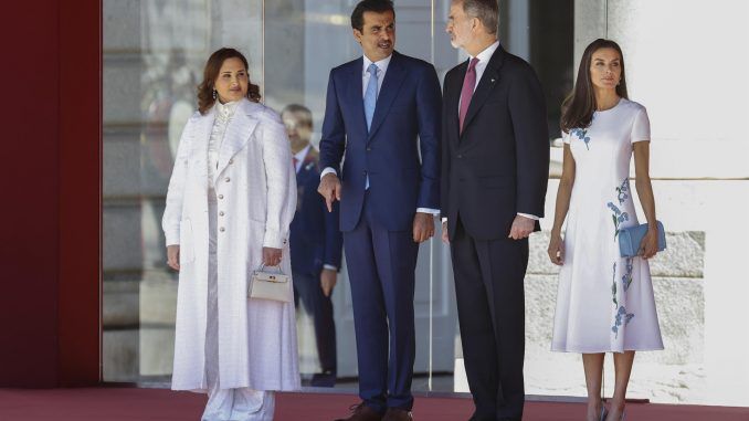 Los reyes Felipe y Letizia posan con el emir de Catar, el jeque Tamim Bin Hamad Al Thani (2i), y a su esposa, Jawaher Bint Hamad Bin Suhaim Al Thani (i), tras recibirles con honores militares este martes en el Palacio Real con motivo de su visita de Estado a España. EFE/Chema Moya
