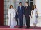 Los reyes Felipe y Letizia posan con el emir de Catar, el jeque Tamim Bin Hamad Al Thani (2i), y a su esposa, Jawaher Bint Hamad Bin Suhaim Al Thani (i), tras recibirles con honores militares este martes en el Palacio Real con motivo de su visita de Estado a España. EFE/Chema Moya