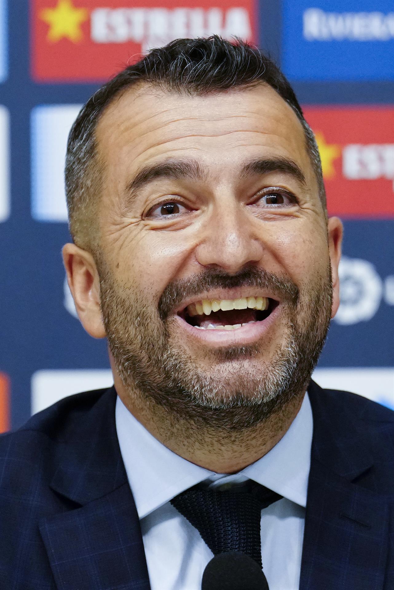 El técnico gallego Diego Martínez durante su presentación como nuevo entrenador del RCD ESpanyol, tras firmar un contrato con la entidad blanquiazul hasta el 30 de junio de 2024. EFE/Enric Fontcuberta
