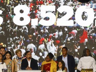 El candidato a la presidencia de Colombia Gustavo Petro (5-i) pronuncia un discurso hoy, al final de la jornada de elecciones para elegir presidente de Colombia para el periodo 2022-2026 en Bogotá (Colombia). EFE/Mauricio Dueñas Castañeda