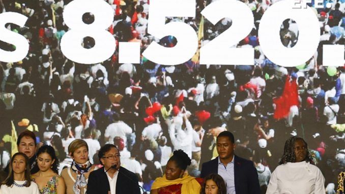 El candidato a la presidencia de Colombia Gustavo Petro (5-i) pronuncia un discurso hoy, al final de la jornada de elecciones para elegir presidente de Colombia para el periodo 2022-2026 en Bogotá (Colombia). EFE/Mauricio Dueñas Castañeda
