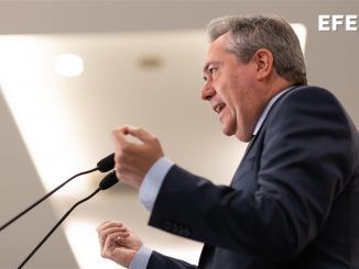 El secretario general del PSOE-A y candidato a la presidencia de la Junta, Juan Espadas, durante su participación hoy en el desayuno informativo del "Fórum Europa. Tribuna Andalucía" en Málaga. EFE/Carlos Díaz