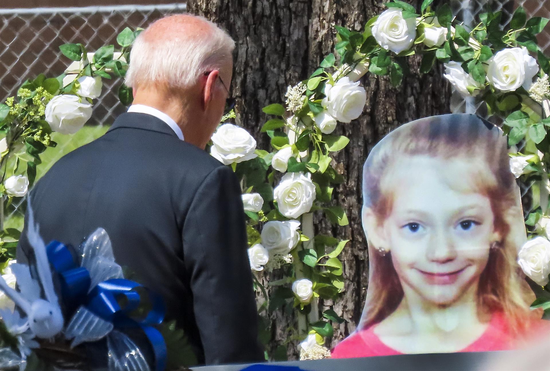 El presidente de Estados Unidos, Joe Biden, y su esposa, Jill, visitan, este 29 de mayo de 2022, la escuela primaria Robb de Uvalde (Texas). EFE/Tannen Maury
