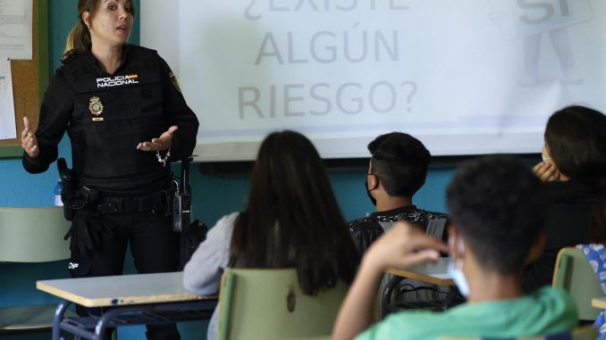 Charla de policías nacionales sobre bandas en un Instituto madrileño. La edad de acceso a las bandas juveniles se ha situado en los 12 años. Los mayores intentan pescar a los chavales recién llegados al instituto a los que ofrecen popularidad, supuesta protección y dinero. Y al instituto acuden también agentes de la Policía para decirles que las bandas "no son un juego". EFE/Chema Moya
