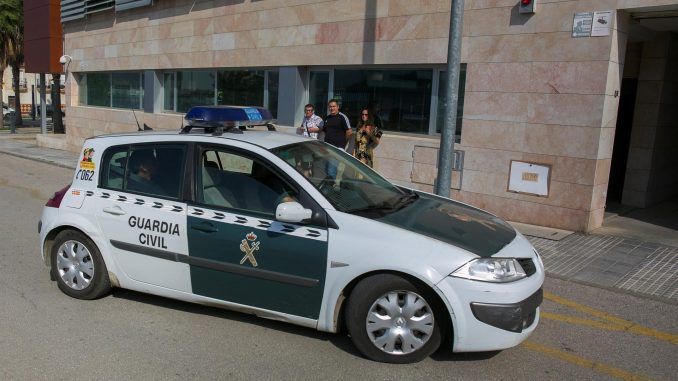 La Guardia Civil llegan a los juzgados. EFE/Álvaro Cabrera
