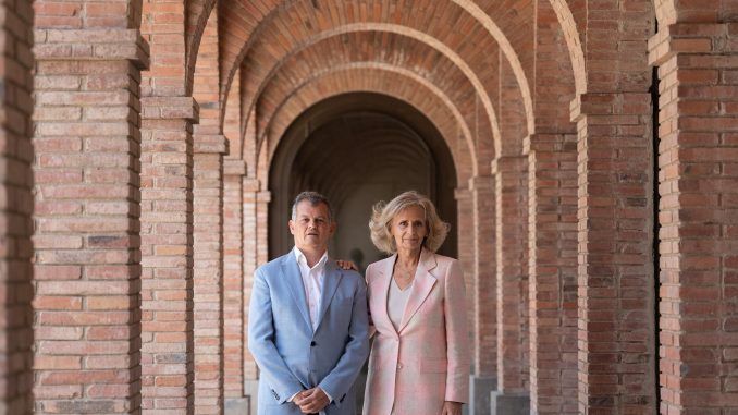 El director del Festival Castell de Peralada, Oriol Aguilà, y la presidenta de la fundación Castell de Peralada, Isabel Suqué, durante presentación de la edición de este año del festival en el que reivindica su papel de referencia musical de la Costa Brava poniendo especial énfasis en la ópera y la danza. EFE/David Borrat
