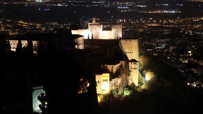 Vista de la Alhambra, desde la Silla del Moro. EFE/Archivo
