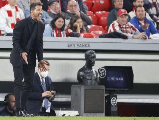 El entrenador del Atlético de Madrid Diego Simeone da instrucciones a sus juadores, durante el partido de Liga en Primera División que disputan este sábado en el estadio de San Mamés, en Bilbao. EFE/Luis Tejido