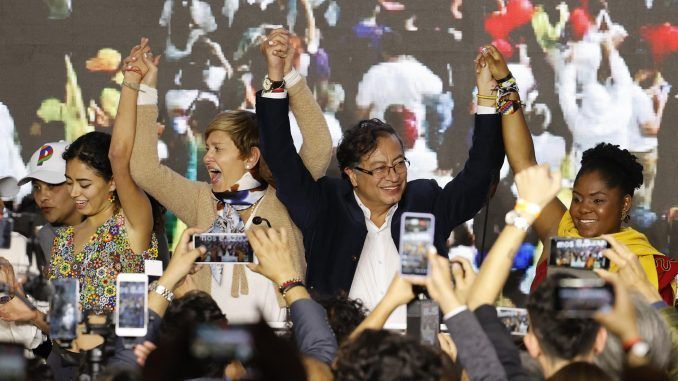 El candidato a la presidencia de Colombia Gustavo Petro (2-d) celebra junto a su esposa Verónica Alcocer (2-i) y su candidata a la vicepresidencia Francia Márquez (d) hoy, al final de la jornada de elecciones para elegir presidente de Colombia para el periodo 2022-2026 en Bogotá (Colombia). EFE/Mauricio Dueñas Castañeda
