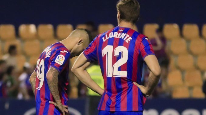 El delantero del Eibar, Fernando Llorente, durante el encuentro correspondiente a la última jornada de segunda división que disputaron en el estadio Santo Domingo, en la localidad madrileña. EFE / Fernando Alvarado.
