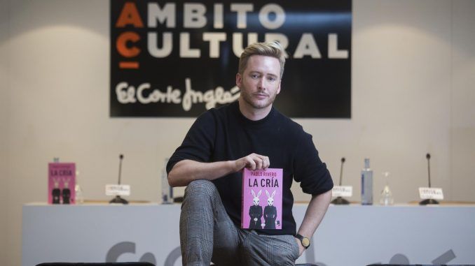 El escritor y actor Pablo Rivero, conocido por su papel de Toni Alcántara en "Cuéntame cómo pasó", durante la entrevista concedida a Efe con motivo de la presentación de su cuarta novela, "La cría", en la que reflexiona acerca de la sobreexposición de los menores, el ansia de triunfar en las redes sociales, en las que "piensas que anuncias un producto y, al final, el producto eres tú", y el éxito vacío, porque la clave está en "no caer en un bucle ni ser todos iguales". EFE/Toni Galán
