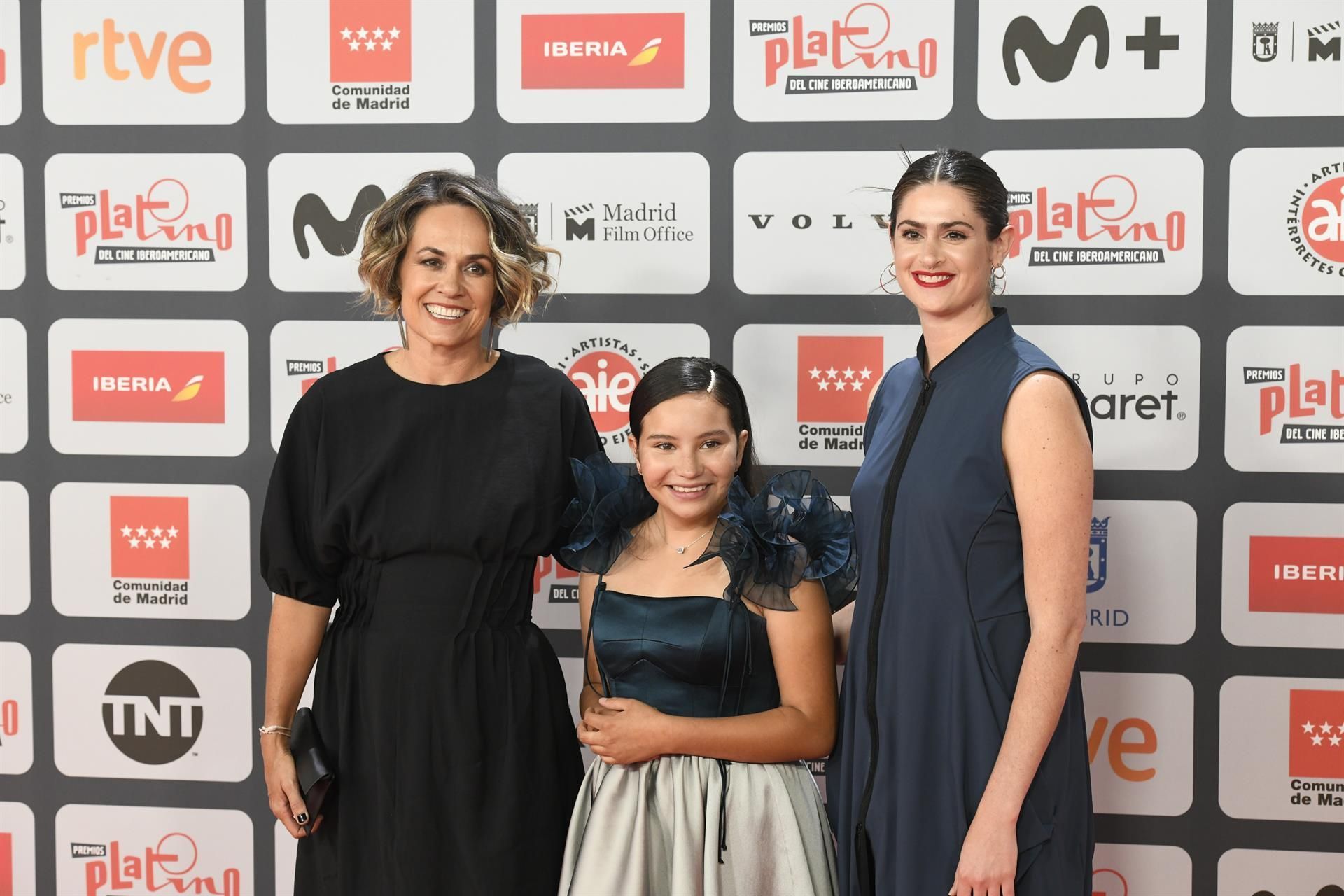 Rache Daisy Ellis (i), Ana Cristina Ordóñez, y Maya Scherr, del equipo de la película mexicana Noche de Fuego, posan a su llegada a la ceremonia de entrega de los Premios Platino, este domingo en el recinto IFEMA de Madrid. EFE/ Victor Lerena
