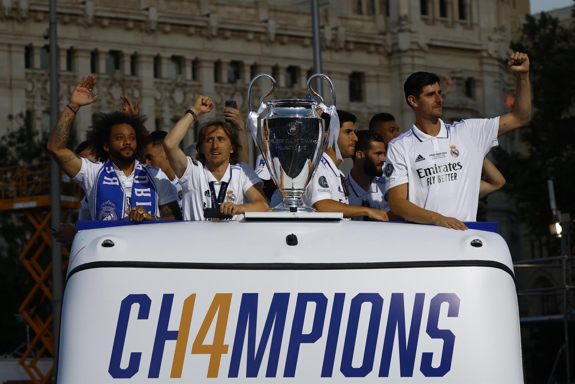 Los jugadores del Real Madrid a su llegada en autobús a la Plaza de Cibeles para celebrar con los aficionados su victoria en la final de la Liga de Campeones. EFE/Sergio Pérez
