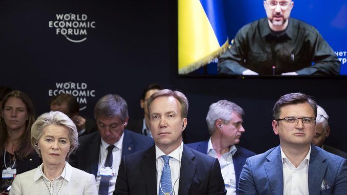 (I-D) La presidenta de la Comisión Europea Ursula von der Leyen, el presidente del Foro Económico Mundial Borge Brende y el ministro de Asuntos Exteriores de Ucrania Dmytro Kuleba escuchan al primer ministro de Ucrania Denys Shmygal (en la pantalla) durante una videoconferencia en la 51ª reunión anual del Foro Económico Mundial (WEF) en Davos, Suiza. EFE/EPA/LAURENT GILLIERON
