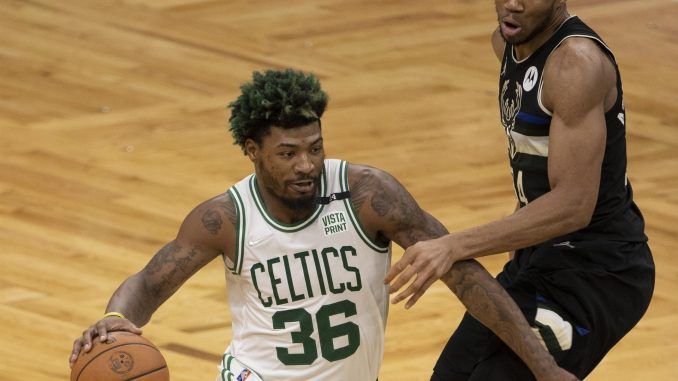 El base de los Boston Celtics Marcus Smart defendido por el alero Giannis Antetokounmpo, este 15 de mayo de 2022. EFE/EPA/CJ Gunther
