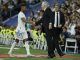 El delantero del Real Madrid Rodrygo de Goes (i) saluda al entrenador Carlo Ancelotti (c) al ser sustituido, en el estadio Santiago Bernabéu, en Madrid en foto de archivo de Juanjo Martín. EFE