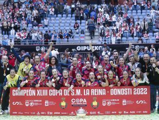 Las jugadoras del Costa del Sol Málaga celebran su título de campeonas de la Copa de la Reina, en San Sebastián. EFE/Javier Etxezarreta