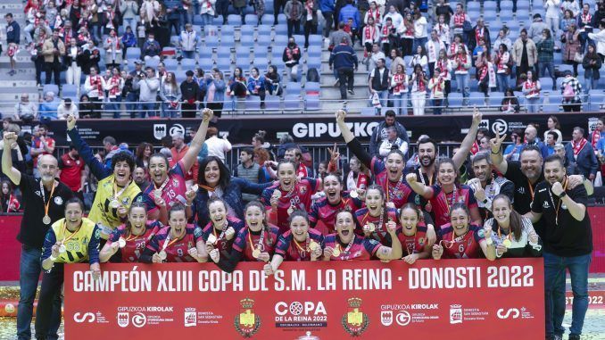 Las jugadoras del Costa del Sol Málaga celebran su título de campeonas de la Copa de la Reina, en San Sebastián. EFE/Javier Etxezarreta
