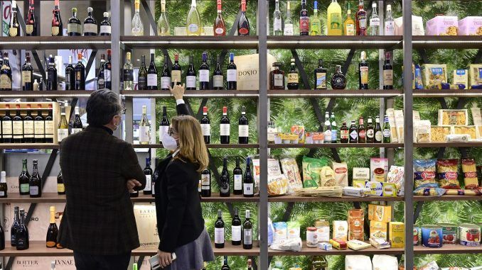 Unos asistentes a un salón de Hostelería observan unos estantes de vinos. EFE/Archivo
