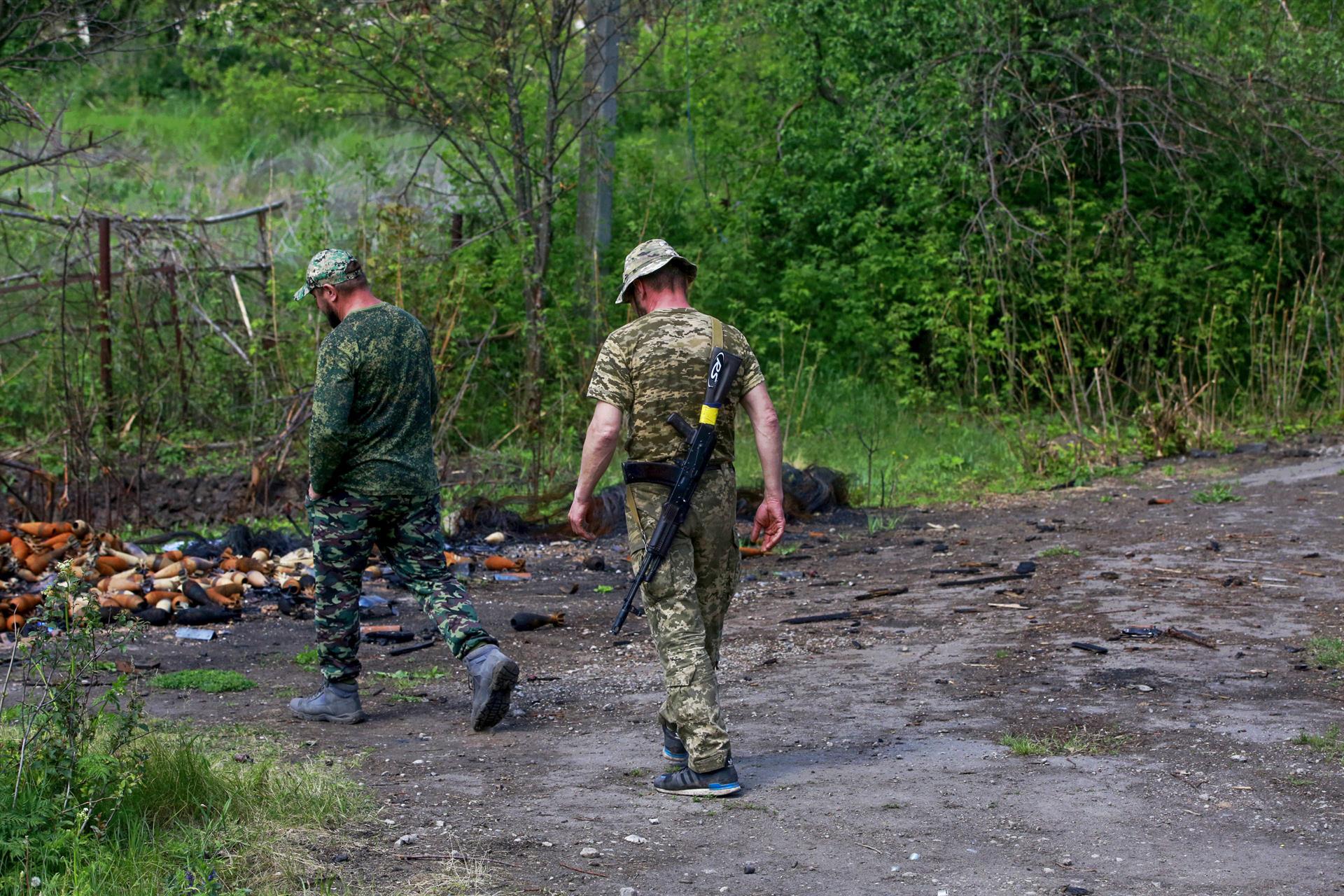 Unos militares ucranianos descansan antes de volver a la primera línea, en una zona agrícola cerca de Járkov, la segunda mayor ciudad de Ucrania. EFE/Esteban Biba
