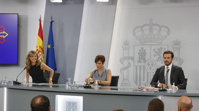 La ministra de Política Territorial y portavoz del Gobierno, Isabel Rodríguez (c), la vicepresidenta segunda y ministra de Trabajo y Economía Social, Yolanda Díaz, y el ministro de Consumo, Alberto Garzón (d), durante la rueda de prensa posterior a la reunión del Consejo de Ministros celebrada este martes en Moncloa. EFE/Javier Lizón
