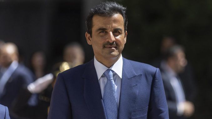 El emir de Catar, Tamim bin Hamad al Thani, a su llegada al Senado de Madrid donde ha sido recibido por las Cortes con motivo de la visita de Estado a España que llevará a cabo durante los días 17 y 18 de mayo. EFE/Rodrigo Jiménez
