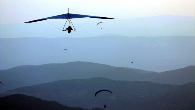 Varios parapentes en una edición del Festival Internacional del Aire "El Yelmo", en la Sierra de Segura (Jaén). EFE/José Pedrosa/ARCHIVO
