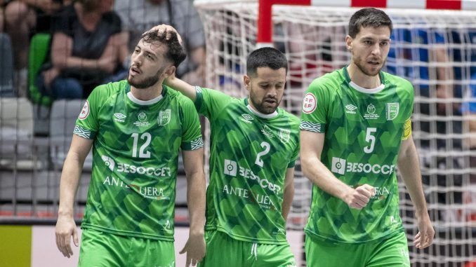 Jugadores del Besoccer UMA Antequera celebran su tercer gol en la final en la que su equipo se proclamó campeón de la Copa del Rey. EFE/José Manuel Pedrosa
