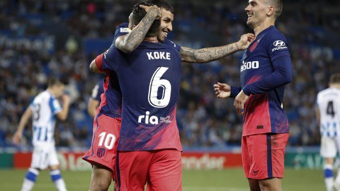 El delantero argentino del Atlético de Madrid Ángel Correa (c) celebra su gol, segundo del equipo ante la Real Sociedad, durante el partido de la jornada 38 de Liga en Primera División que Real Sociedad y Atlético de Madrid disputarono en el Reale Arena. EFE/Juan Herrero
