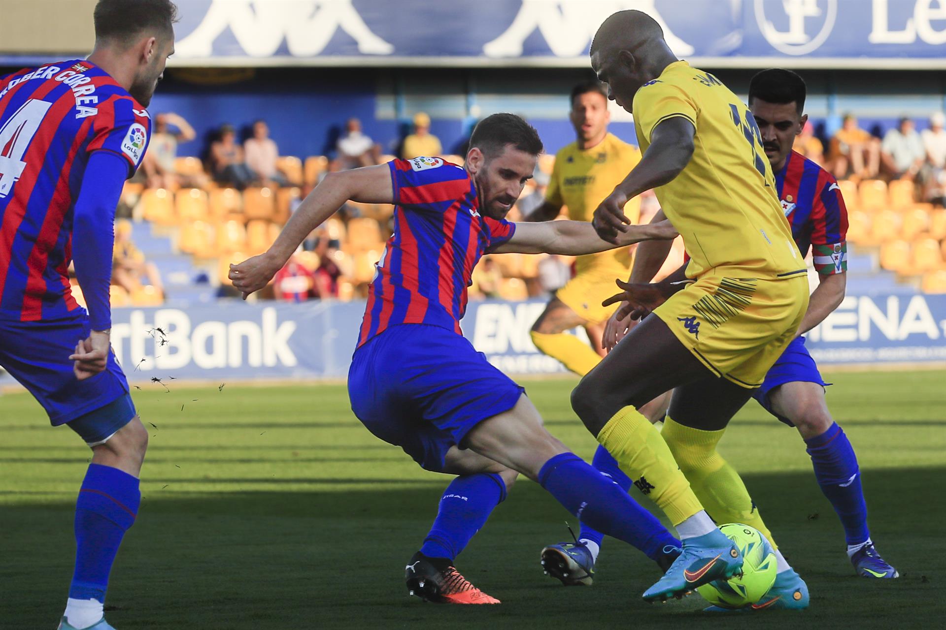 El delantero nigeriano del Alcorcón Emmanuel Apeh, y el defensa portugués del Eibar Frederico André Ferrão Venâncio, durante el encuentro correspondiente a la última jornada de segunda división que disputaronen el estadio Santo Domingo.- EFE / Fernando Alvarado.
