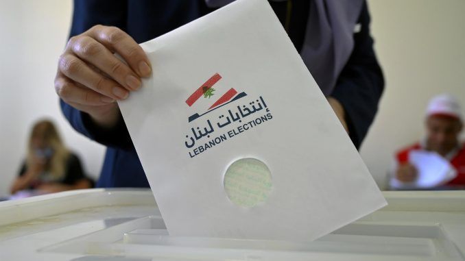 Una funcionaria del gobierno vota en Beirut en una foto reciente. EFE/EPA/WAEL HAMZEH
