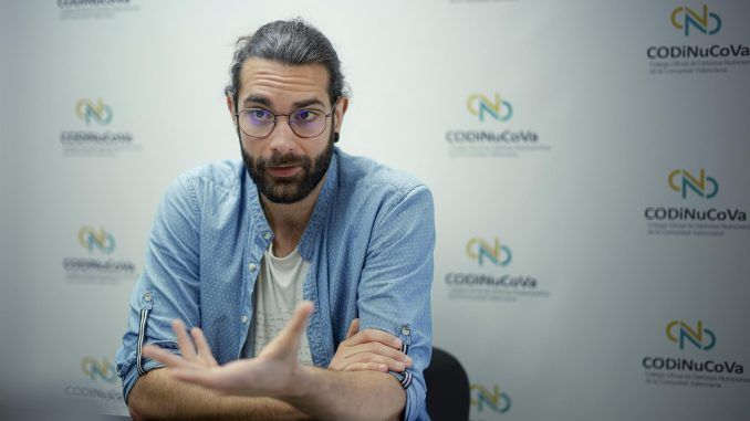 El presidente del Colegio Oficial de Dietistas-Nutricionistas de la Comunitat Valenciana, Luis Cabañas, afirma en una entrevista con EFE que a obesidad infantil es un grave problema de salud pública y si no se actúa y ataja a corto plazo, con la aprobación de la 'tasa al azúcar', el impulso desde Salud Pública de campañas para conseguir que los niños y niñas coman mejor y el aumento de dietistas-nutricionistas en el sistema sanitario, la situación "puede agravarse" y "quizá ya no tenga solución".EFE/ Biel Aliño
