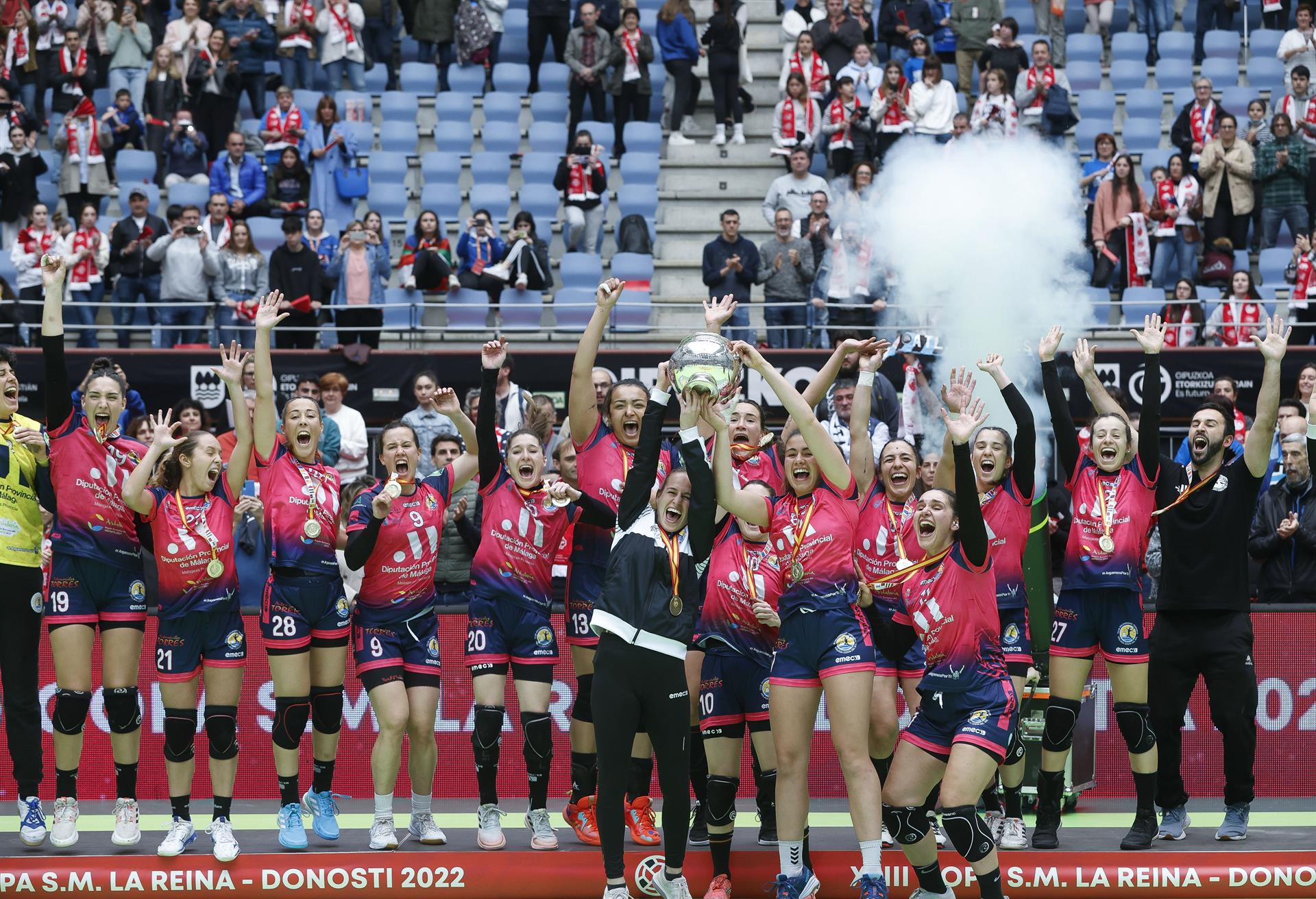 Las jugadoras del Málaga celebran su victoria en la final de la Copa de la Reina de balonmano entre el Costa Sol Málaga y el Atlético Guardés, este domingo en la plaza de toros de Illumbe en San Sebastián. EFE/Javier Etxezarreta
