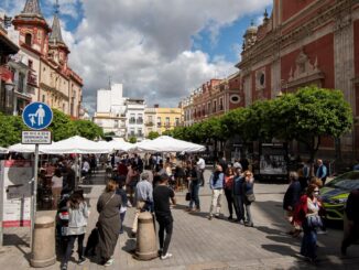 Calle del centro de Sevilla con la presencia de numerosos turistas. EFE/Archivo